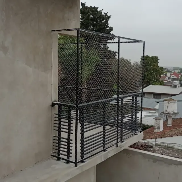 Estructura metálica con red sobre un balcón.